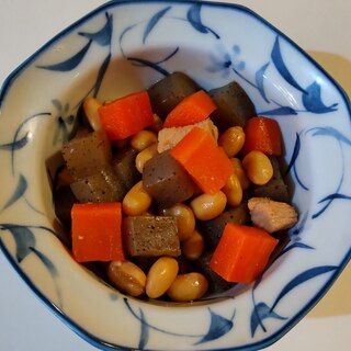 一口サイズで食べやすい♪鶏肉と蒟蒻のコロコロ煮